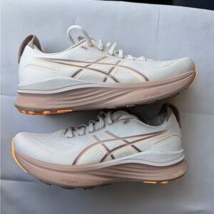 ASICS GEL-KAYANO 32, women 8.5, in mint condition